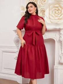 Modelyn فستان سهرة طويل باللون الأحمر البرغندي ذو ياقة عالية مطوي، مقاس كبير - عنابي اللون - مشاهدة 3