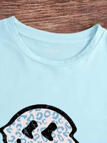 SHEIN Camiseta de cuello redondo de manga corta con estampado de leopardo y cara sonriente, blusas gráficas para mujer
