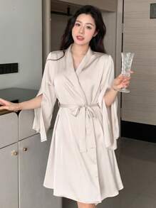 DAZY 简约缎面和服长袍，配有宽披肩领睡衣，适合秋季