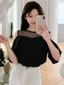 DAZY Blusa de manga corta con cuello redondo, panel de malla y volante en el bajo para salir, tops de verano para mujer