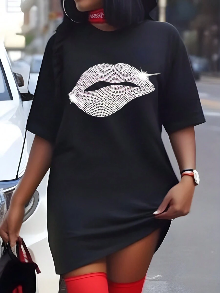 Flirla 大尺碼女性唇形圖案鑲有鑽石裝飾的圓領短袖連衣裙 - 黑色 - 查看 1