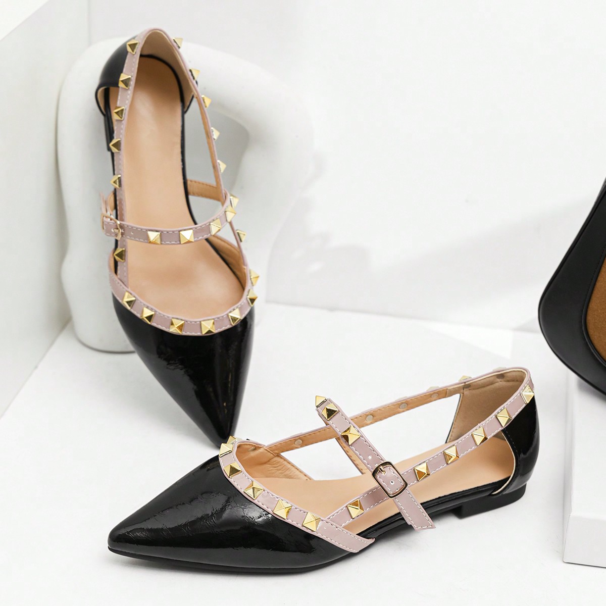Zapatos planos de charol negro con remaches, punta afilada, escote bajo y correa con hebilla, nuevos lanzamientos de otoño/invierno