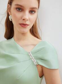 MOTF PREMIUM 不對稱肩膀假珍珠摺褶裙 - 綠色 - 查看 3