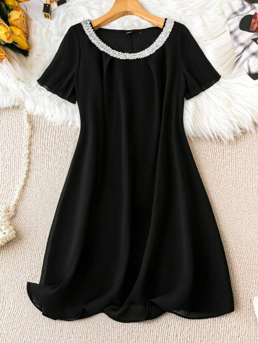 SHEIN Clasi 大尺碼鑲有亮片裝飾的圓領連衣裙 - 黑色 - 查看 1