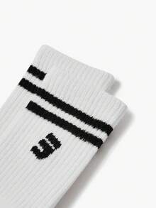 SHEIN 雙黑白條紋字母中筒襪，適合時尚男孩 - 黑與白 - 查看 5
