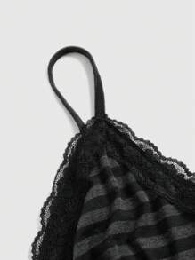 ROMWE Fairycore 條紋圖案蕾絲拼接吊帶上衣 - 深灰色 - 查看 4