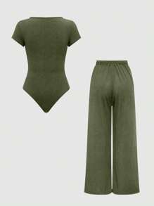 Chiquease Zweiteiler aus einfarbigem Bodysuit und weiter Hose