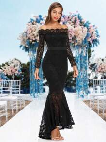 Vestido de dama de honor con hombros descubiertos, encaje y cola de pez en color negro