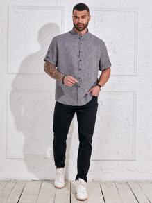 Manfinity Homme Áo sơ mi nam tay ngắn cổ bẻ cài nút cỡ lớn, đơn giản, thường ngày, mặc đi chơi, cài nút màu xám cho nam, áo sơ mi nam tay ngắn màu xám, áo sơ mi nam họa tiết - Xám - Xem 5