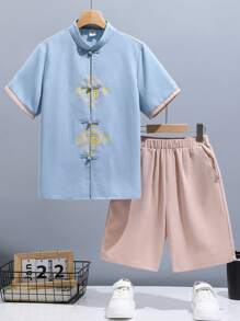 SHEIN Set da 2 pezzi composto da camicia a maniche corte con colletto alla coreana e stampa in caratteri cinesi, e pantaloncini per ragazzi pre-adolescenti, stile casual cinese