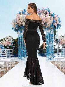 Vestido de dama de honor con hombros descubiertos, encaje y cola de pez en color negro