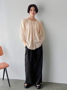 FRIFUL 女性圓領單排釦氣球袖飄褶襯衫 - 米色 - 查看 2