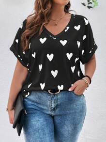 SHEIN LUNE Plus Size V-Neck Short Sleeve Heart All-Over Print Simple T-Shirt, Suitable For Valentine's Day Boho Old Money
