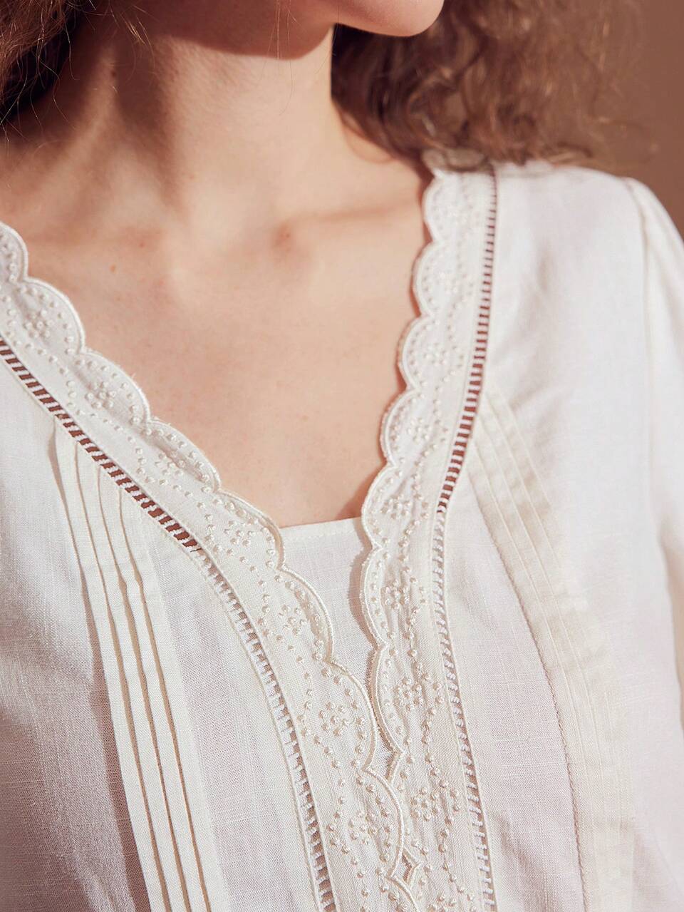 MOTF LINEN V-NECK FLARE SLEEVE SCALLOP EDGE BLOUSE