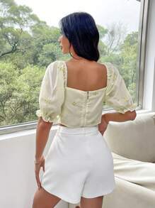 Blusa de manga corta con cuello de corazón y bordado floral - Amarillo - Ver 2