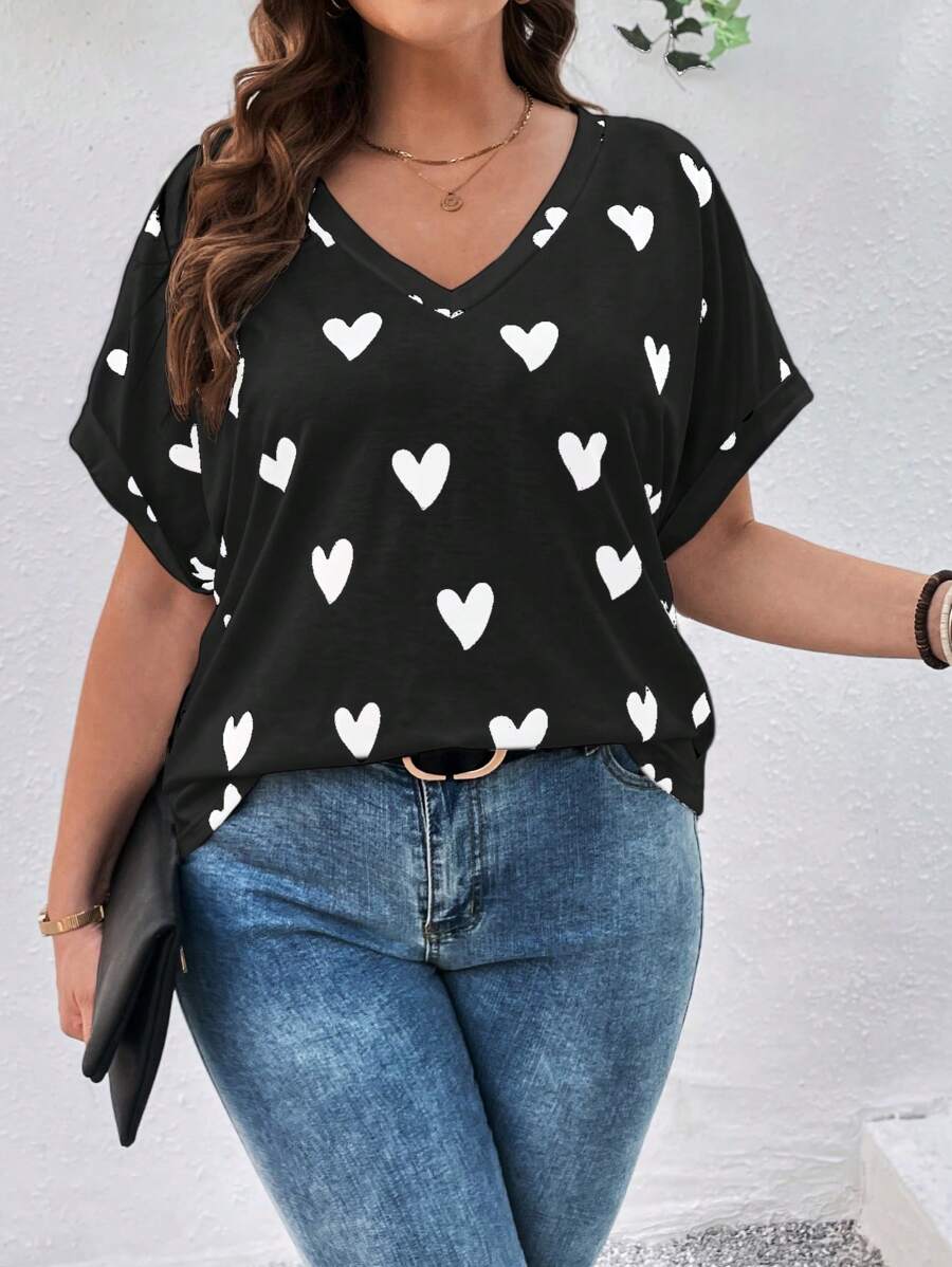 SHEIN LUNE Plus Size V-Neck Short Sleeve Heart All-Over Print Simple T-Shirt, Suitable For Valentine's Day Boho Old Money