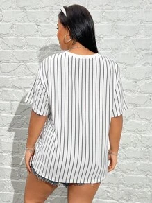 SHEIN EZwear 女裝加大碼條紋印花體恤，印有波士頓字母印花，非常適合夏季和初秋運動、返校和日常休閒穿著。鬆身長條紋T裇採用圓領設計，黑色文本詳細內容印在白色背景上，呈現運動衫的效果。 - 黑與白 - 查看 2