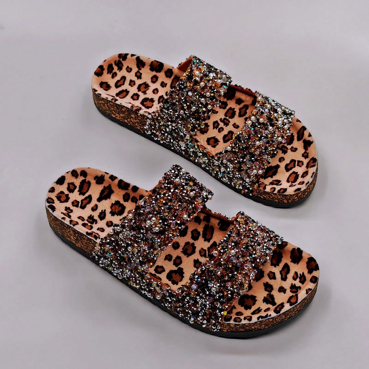 Sandalias de boda en la playa estilo bohemio - Chanclas moradas brillantes con ribete esponjoso, Colección de diseñador, Atuendos de primavera y ver