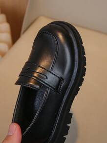 1 双男女通用纯色低帮舒适一脚蹬平底鞋，适合全年日常穿着