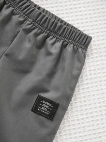 SHEIN 年輕男孩字母印花迷彩圖案工裝風格連帽短袖上衣和短褲套裝 - 深灰色 - 查看 4