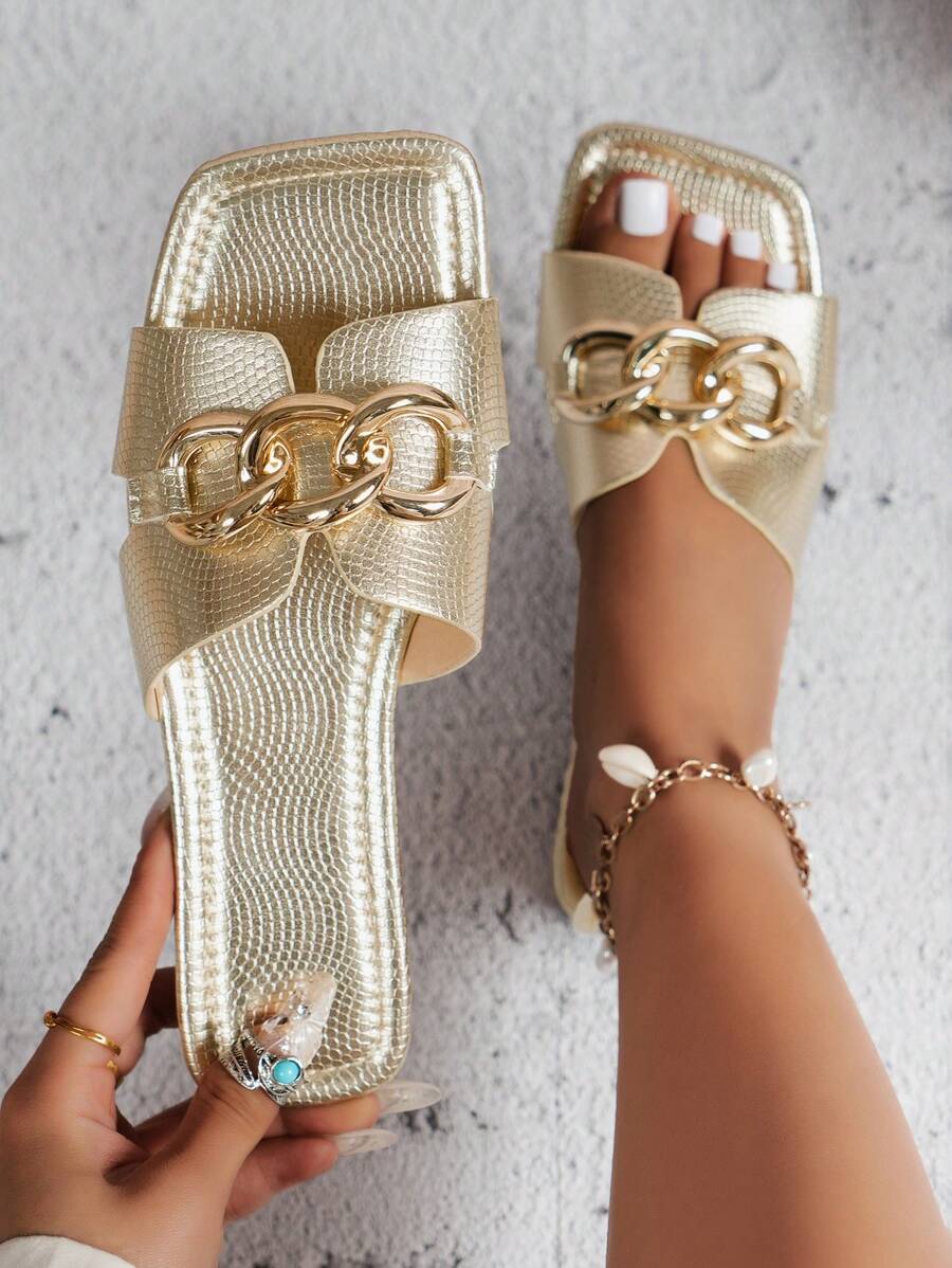 Nuova collezione primavera/estate di ciabatte da donna H, stile casual alla moda, stile romano, ciabatte slip-on, colori nero/marrone latte/beige, piatte con decorazioni in rilievo, confortevoli, consigliate da fashion blogger. Tacchi alti francesi stile desert key con suole spesse, sandali, scarpe da spiaggia. Ciabatte slip-on stile fairy, ciabatte slip-on stile francese love support con tacco basso e punta arrotondata, stile ins, indossabili dentro e fuori con suola antiscivolo resistente. Ciabatte con stampa di coccodrillo e accessori in metallo decorativi, ciabatte flat slip-on versatili e alla moda per l'estate. San Valentino