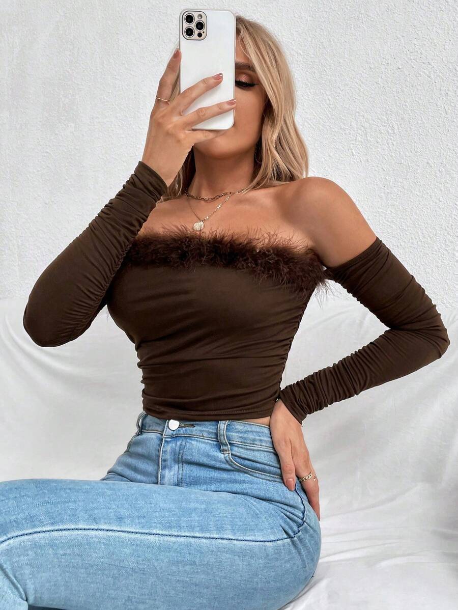 Chiquease 一字肩毛茸邊側收褶短款上衣 - 棕色 - 查看 1