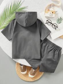 SHEIN 年輕男孩字母印花迷彩圖案工裝風格連帽短袖上衣和短褲套裝 - 深灰色 - 查看 2
