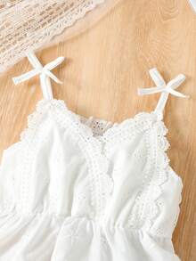 SHEIN Conjunto de top de tirantes y shorts de mezclilla para niñas jóvenes, color liso y adornado con encaje de flores - Blanco - Ver 4