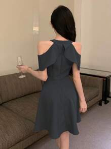 DAZY Váy chữ A hở vai màu trơn có eo thắt và cổ yếm cho nữ Váy ngắn mùa hè Đầm suông thanh lịch - Màu xám đen - Xem 5