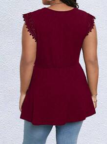 SHEIN Clasi 大码女式撞色蕾丝腰带盖袖 T 恤 - 酒紅色 - 查看 2