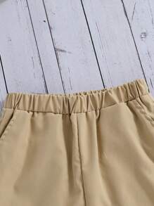 SHEIN Conjunto Menino Tween Top de Manga Curta Casual com Contraste de Cores e Gola Alta e Shorts em Cor Sólida para Uso Diário no Verão