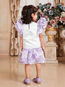 SHEIN Conjunto de 2 piezas para niña pequeña con blusa de manga corta y estampado floral jacquard y falda