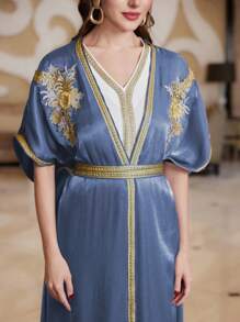 Al Najma Gepatchtes Ärmelloses Kleid Mit Gürtel Und Jalabiya Set Mit Blumenstickerei