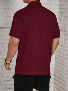 Manfinity Hypemode Camisa de manga corta con textura de hombre, camisa rojo borgoña para hombre