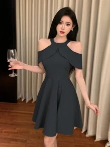 DAZY Váy chữ A hở vai màu trơn có eo thắt và cổ yếm cho nữ Váy ngắn mùa hè Đầm suông thanh lịch - Màu xám đen - Xem 1