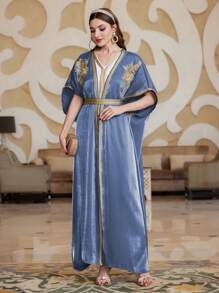 Al Najma Gepatchtes Ärmelloses Kleid Mit Gürtel Und Jalabiya Set Mit Blumenstickerei