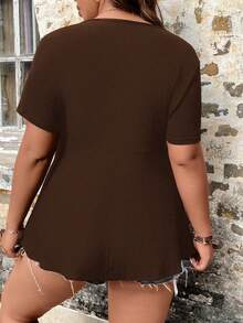 SHEIN LUNE 加大號女士鈕釦裝飾短袖t恤 - 咖啡棕 - 查看 2