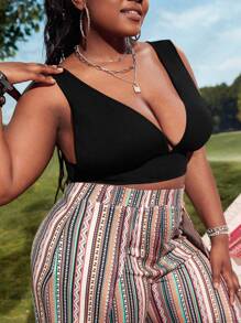 SHEIN CURVE+ Plus Size Women's Solid Color Deep V Crop Top For Summer Tank Top For Summer - Black - View 4