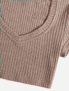 SHEIN EZwear 針織v領紋理短袖短款上衣 - 卡其色 - 查看 4