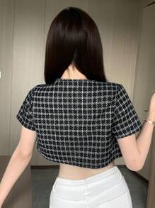 Dazy Star Camiseta de manga corta con estampado de cuadros y nudo delantero, tops cortos para mujeres de escuela - Blanco y Negro - Ver 5
