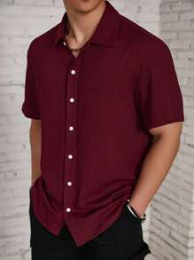Manfinity Hypemode Camisa de manga corta con textura de hombre, camisa rojo borgoña para hombre