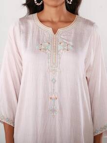 女士刺绣装饰简约优雅日常阿拉伯长裙 JALABIA，传统款式，2025 春夏款，适合开斋节 - 淺粉色 - 查看 3