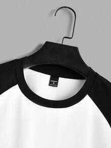 Aesthetic Post Nam Khối màu In Tay Raglan Áo thun - Đen và trắng - Xem 4