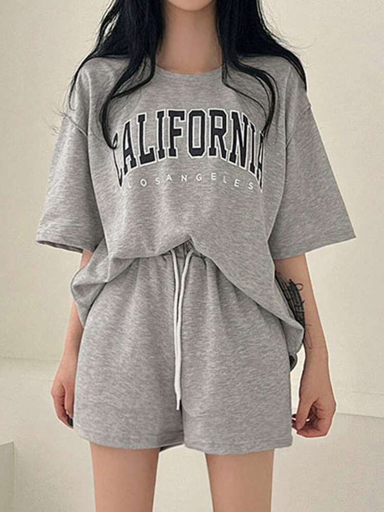 Conjunto de Camiseta com Decote Ombro e Shorts com Estampa de Letra Feminino, Verão, Conjunto de Duas Peças Loungewear Feminino