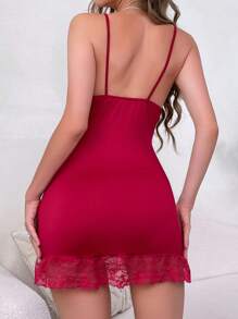 女款蕾絲拼接背心吊帶裙,配有蝴蝶結細節和荷葉邊緣