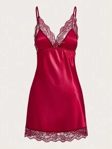 عنابي اللون