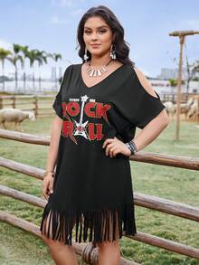 SHEIN LUNE 加大尺碼女士吉他印花露肩短袖連衣裙，帶有字母細節 - 黑色 - 查看 6