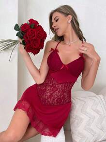 女款蕾絲拼接背心吊帶裙,配有蝴蝶結細節和荷葉邊緣