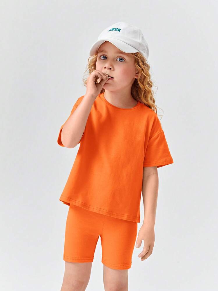 SHEIN Conjunto cómodo informal para niña joven con camiseta de unicolor de cuello redondo y mangas cortas y pantalones cortos - Naranja - Ver 3