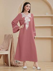 Al Najma 女士阿拉伯風格連衣裙,花朵刺繡裝飾和飄逸袖子 - 粉色 - 查看 4
